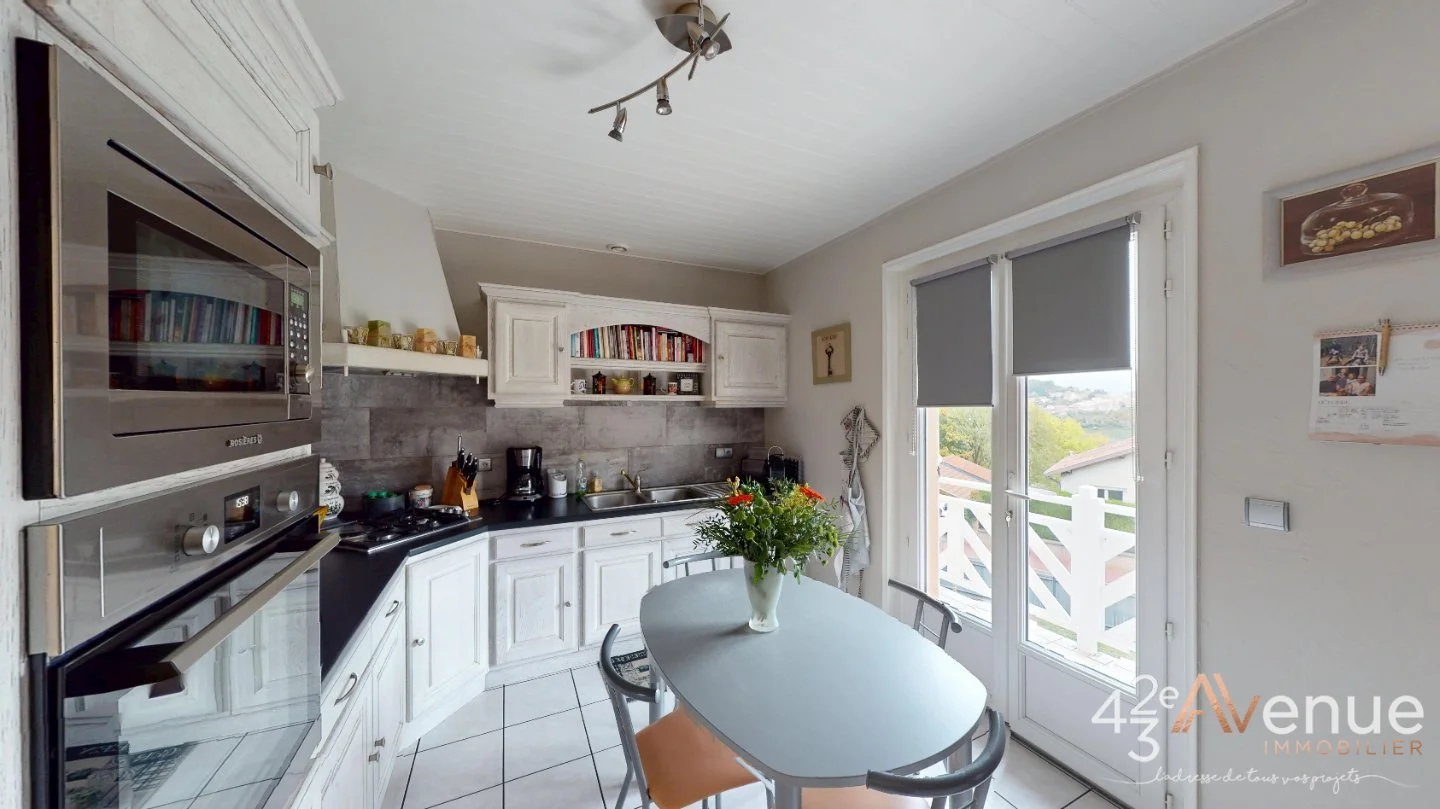 Maison 9 pièces à Saint-Genest-Lerpt, photo 7 sur 8