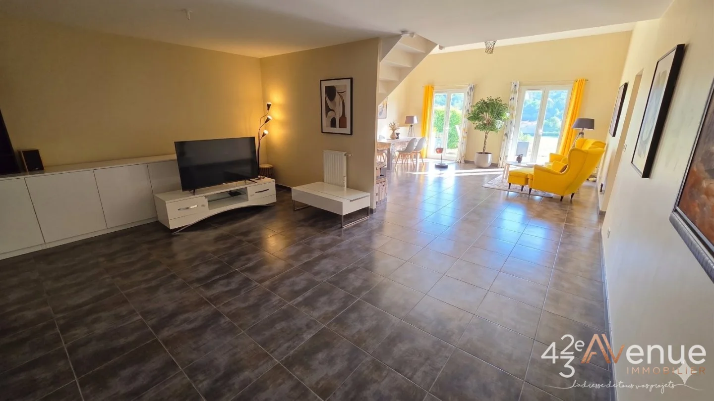 Maison 5 pièces à Saint-Genest-Lerpt, photo 5 sur 8