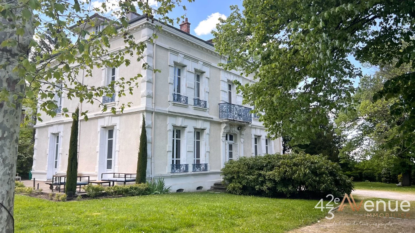 Maison de maître A VENDRE - ST ETIENNE MONTHIEU - 355 m2 - 685 000 €