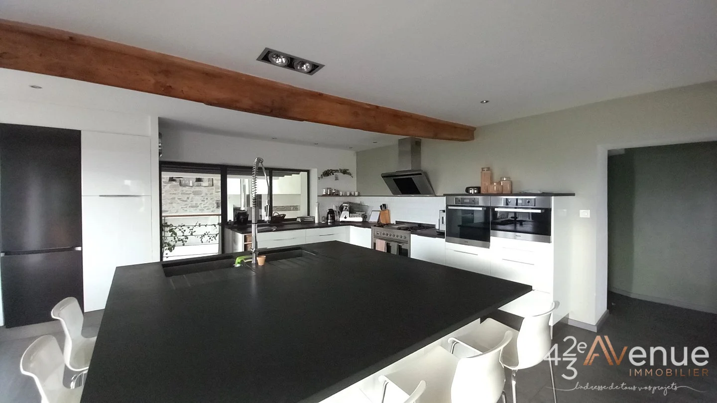 Maison 10 pièces à Larajasse, photo 4 sur 8