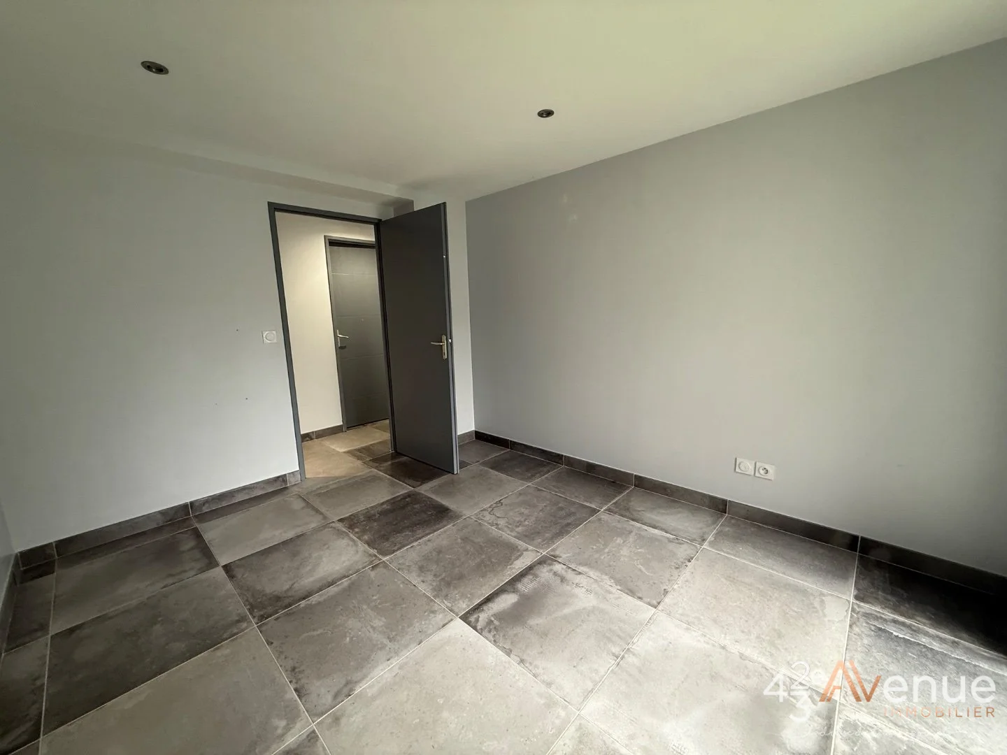 Maison 5 pièces à Cellieu, photo 3 sur 28