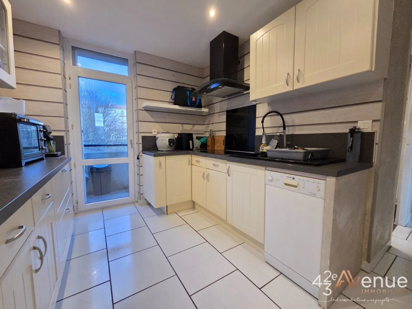 APPARTEMENT T2 - ST ETIENNE MONTPLAISIR - 55.46 m2 - 60 000 €