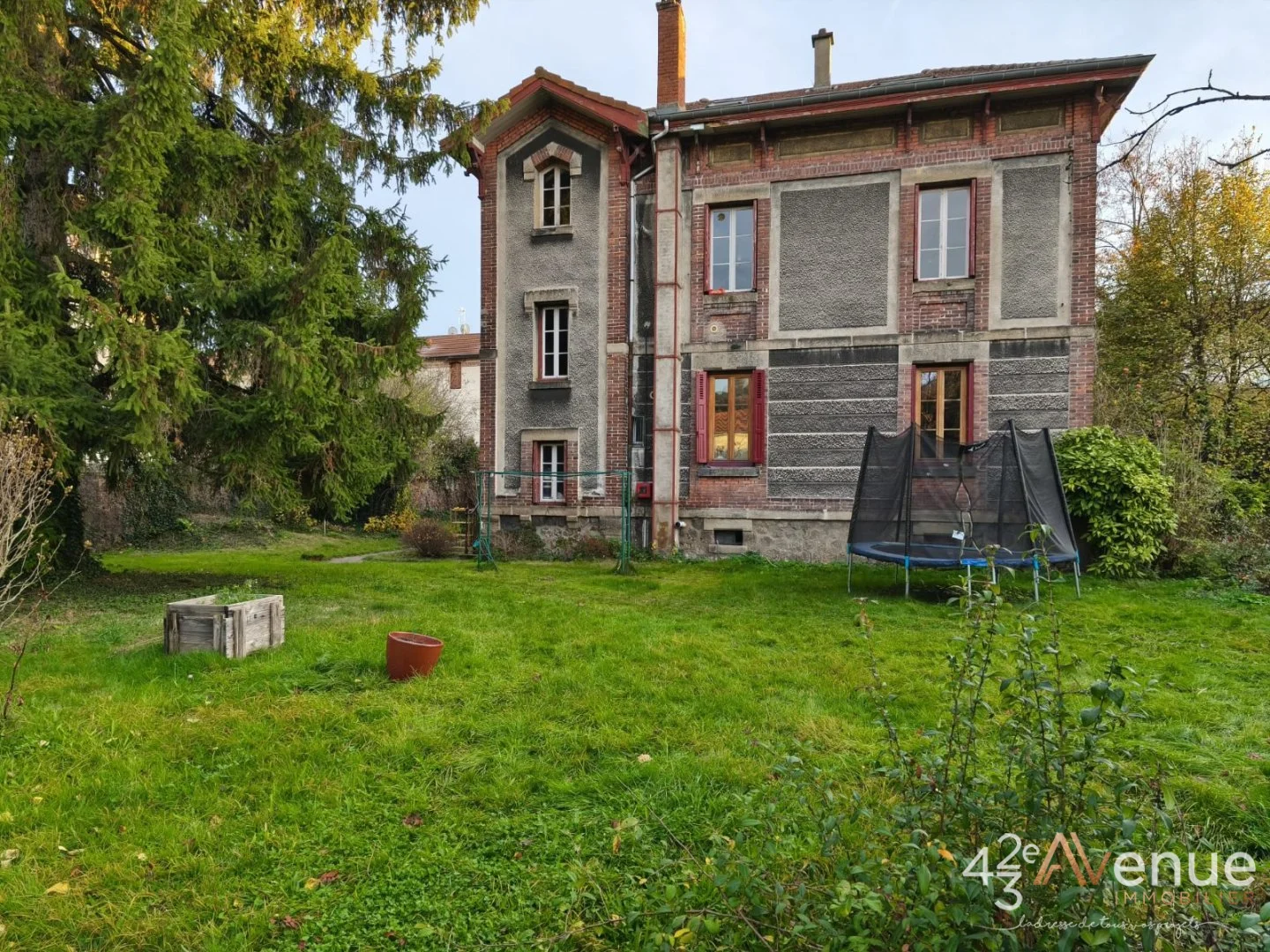 APPARTEMENT T6 A VENDRE - LE CHAMBON FEUGEROLLES - 146 m2 - 175 000 €