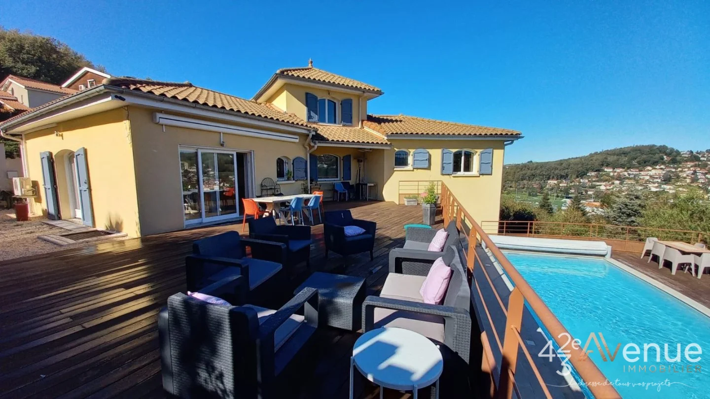 Maison de 214 m2 avec piscine creusée A VENDRE - ST PRIEST EN JAREZ - 214 m2 - 550 000 €