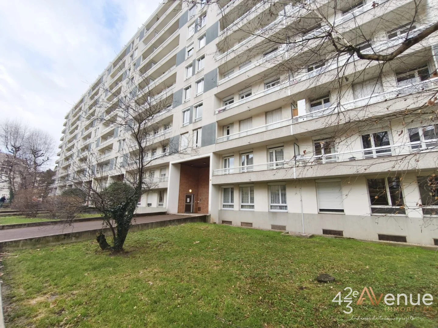 APPARTEMENT T4 A VENDRE - ST ETIENNE BELLEVUE - 108 m2 - 118 000 €