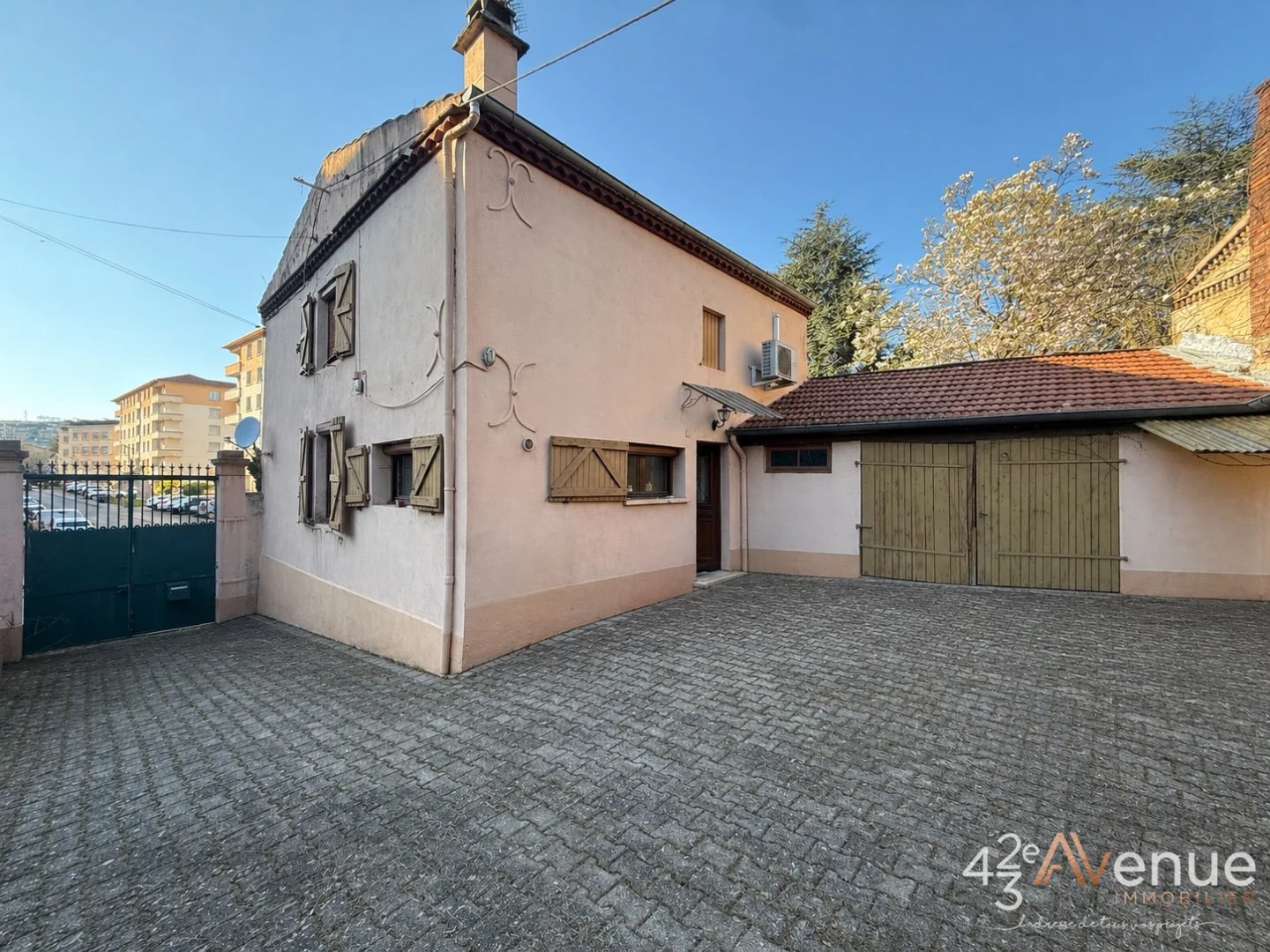 Maison de ville sur 2 niveaux avec terrain 276m² - ST CHAMOND - 65.34 m2 - VENDU