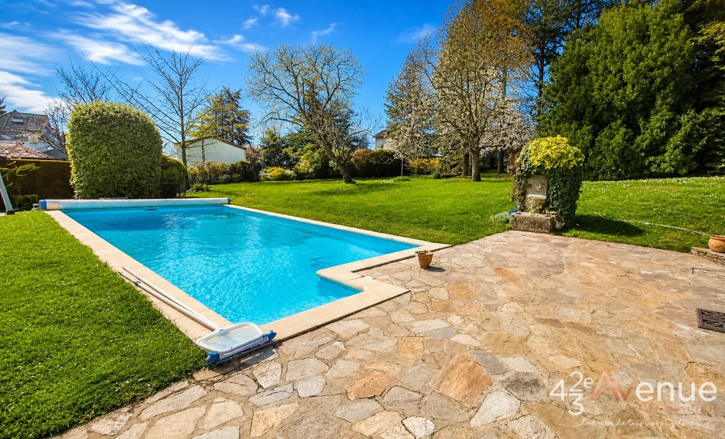 PROPRIETE AVEC TERRAIN CONSTRUCTIBLE A VENDRE - ST MARTIN LA PLAINE - 241 m2 - 648 000 €